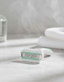 GILLETTE VENUS SMOOTH SENSITIVE charger 4 refills