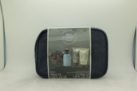 The Kind Edit Co. Skin Expert Travellers Bag Geschenkset 100ml Douchegel + 50ml Body Lotion + 50ml Gezichtsscrub + 20g Bloem Spons + Toilettas